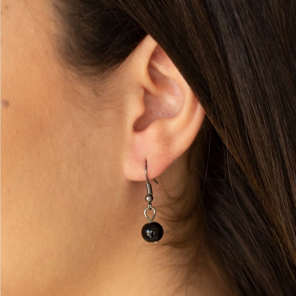 Before the Queen black necklace and earrings -paparazzi - Picture 2 of 3